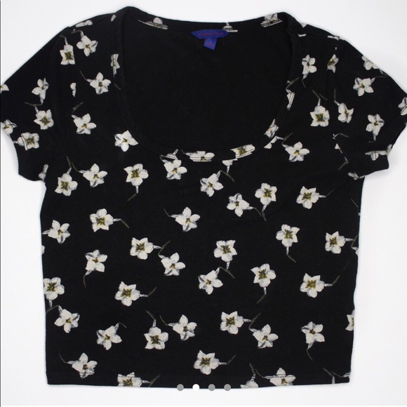 Ditsy Floral Print Crop Tee
Black with White - Picture 2 of 4